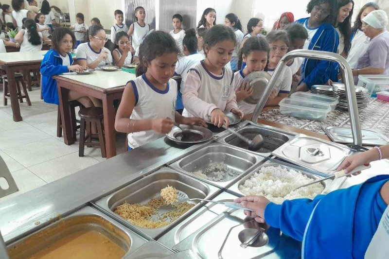 Die Franziskaner Schwestern helfen den Kleinen bei der Essensausgabe.