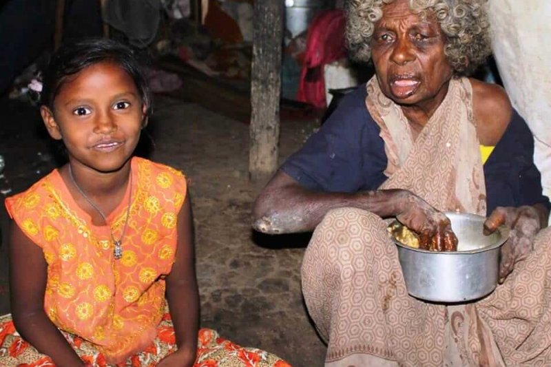 Viele Adivasi Kinder bekommen zu Hause nicht genügend zu Essen.