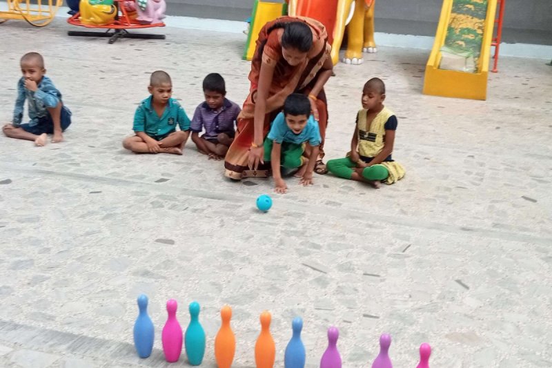 Beim Kegeln trainieren die Kinder spielerisch ihre motorischen Fähigkeiten.