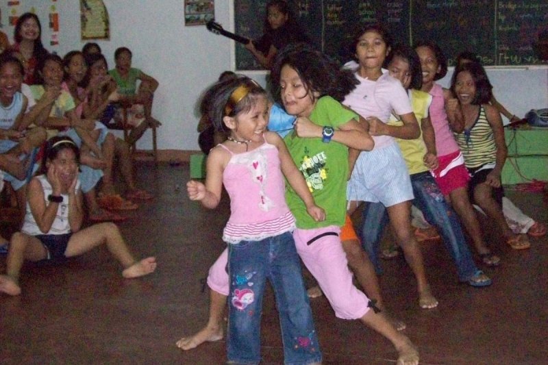 Beim Tanzen und Quatsch machen leuchten die Kinder auf. 