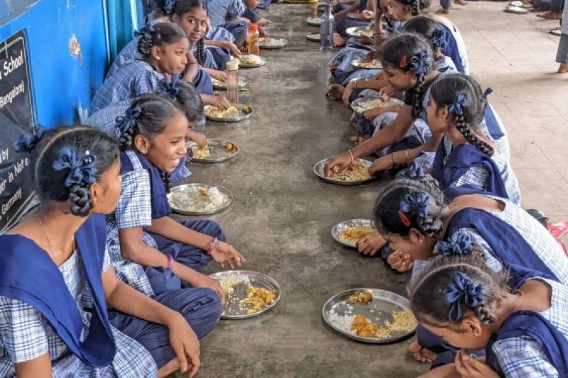 Die Kinder bekommen in der Schule auch Mahlzeiten - ein weiterer Anreiz für die Eltern ihre Kinder einzuschreiben.