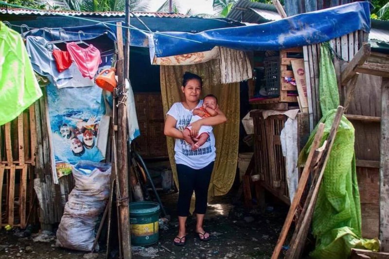 Eine junge Mutter in den Slums von Cebu .