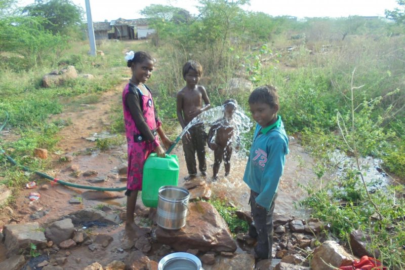 Oft müssen Kinder mehrere Kilometer zu einer Wasserquelle laufen.