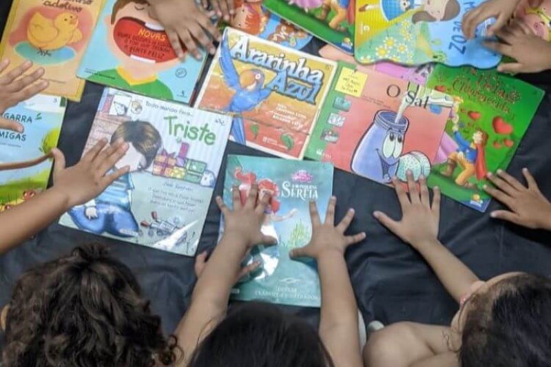 Kinder aus den Favelas entdecken die Welt der Bücher in der Tagesstätte Bom Samaritano.