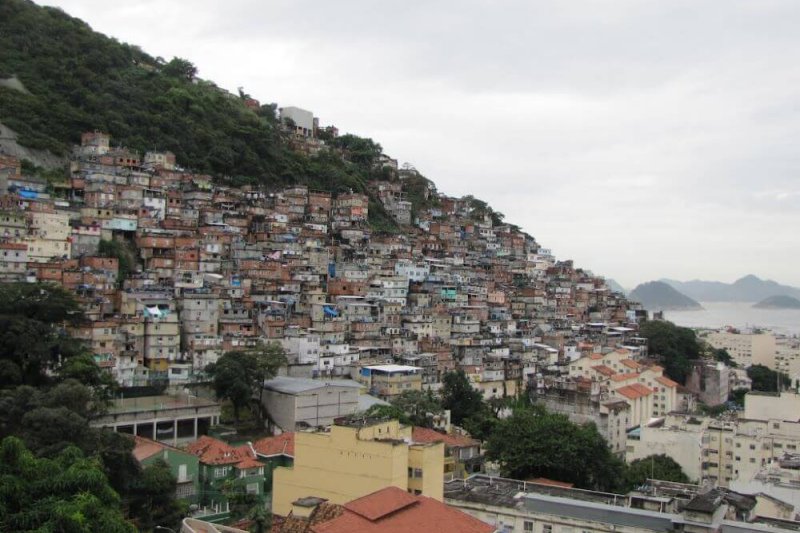 Blick auf die Favela nahe den berühmten Stränden Copacabana und Ipanema in Rio de Janeiro.