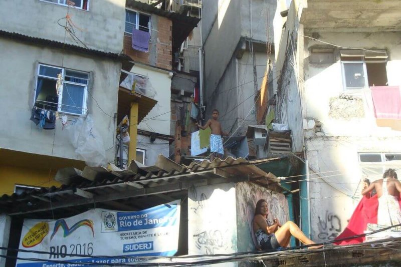 Illegale Bauten auf engstem Raum prägen die Favelas von Rio de Janeiro - Gewalt ist an der Tagesordnung. 