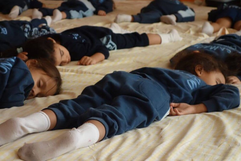 In der Kindertagesstätte schlafen die Mädchen und Jungen sicher und geborgen.