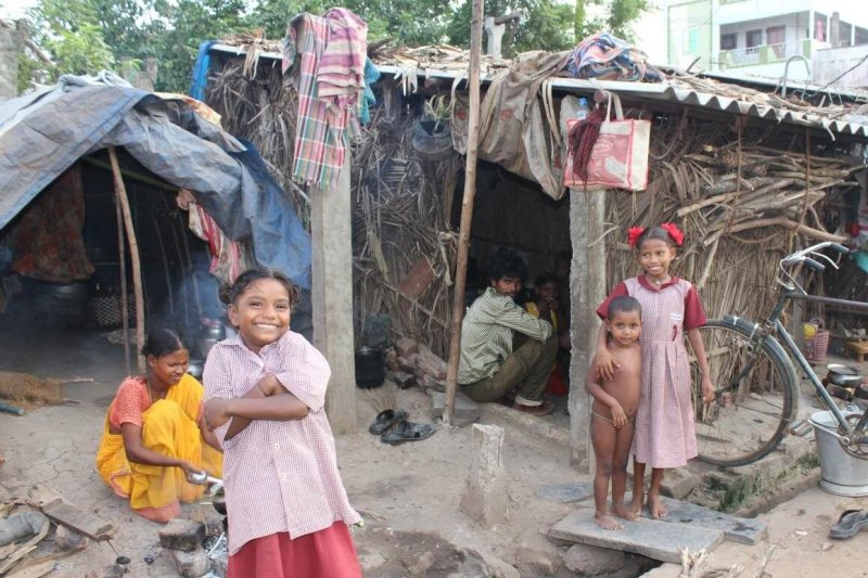 Viele Kinder der Dalit leben mit ihren Eltern in Tanuku in den Stadtslums.