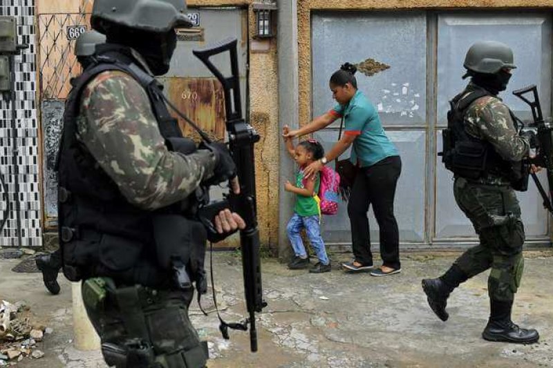 Viele gewaltsame Auseinandersetzungen zwischen Banden und Polizei versetzen die Favela Familien in ein Kriegsgebiet.