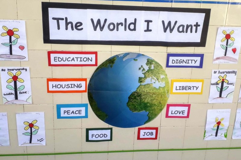 Im Unterricht besprechen die Kinder ihre Wünsche und Vorstellungen über die Welt, in der wir leben.