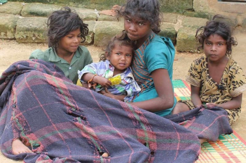 Decken für die Ärmsten. Viele Kinder werden vernachlässigt, ihre Eltern arbeiten viele Stunden auf den Feldern.