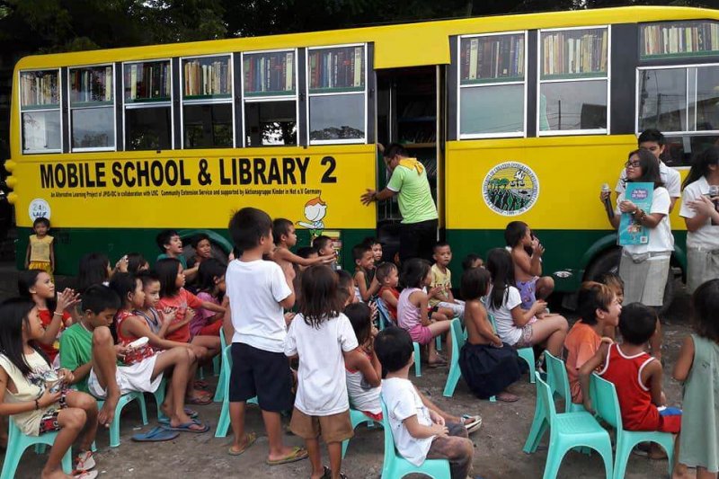 Der Bus fährt viele verschiedene Stationen in der Nähe von Slums und Müllkippen in Cebu an.