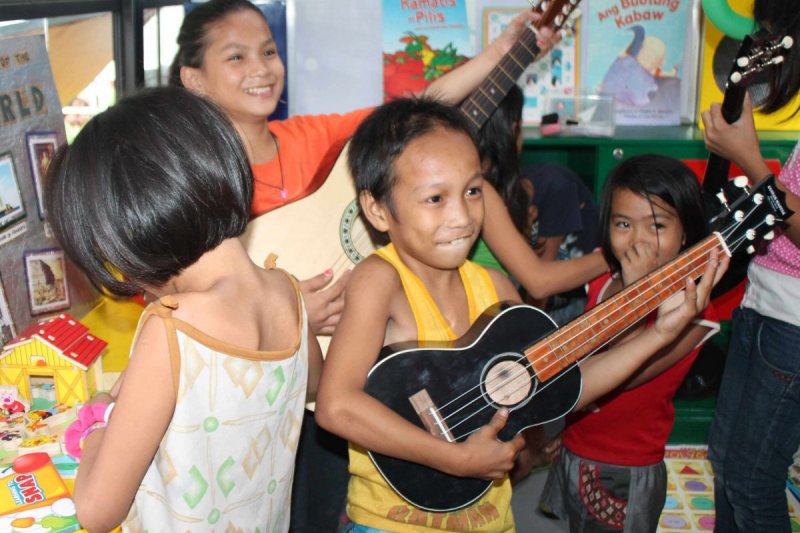 Tanzen, singen und musizieren bereitet den Kindern viel Freude.