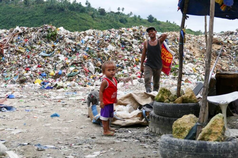 Viele der Kinder fallen in tiefe Schächte, die durch den Müll entstehen.